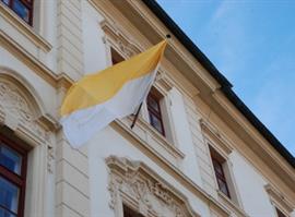 Na Dómském náměstí v Litoměřicích vlají vatikánské vlajky